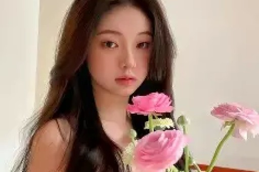 内娱女演员深夜溜进KTV陪酒姿态放低到尘埃