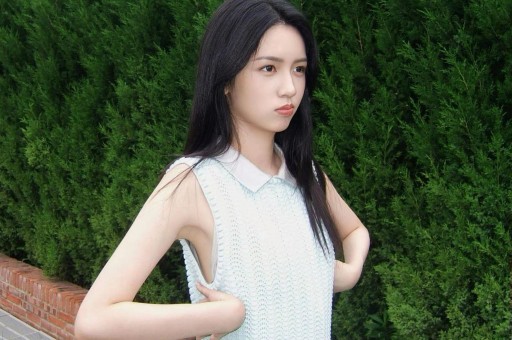 11位明星红毯上的尴尬瞬间：假摔、走光、肩带滑落第一个好心酸